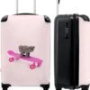 NoBoringSuitcases.com® Kinderkoffer - Handbagage Kinderen - Kitten - Skateboard - Roze - Meisjes - Kinderen - Trollet Op Wieltjes - Past Binnen 55x40x20 Cm En 55x35x25 Cm - Koffer Meisje -Bagage Kortingen Winkel 1000x1200 15