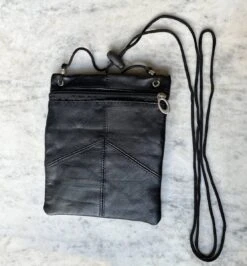 Lundholm Paspoorthouder - Reistas - Paspoort Hoesje - Nektasje - Reisportemonnee - Zwart Leer Nektas Inzetbaar Als Reistas - Reisportemonnee - Paspoorthouder - Paspoort Zwart 9 Lundholm Paspoorthouder - Reistas - Paspoort Hoesje - Nektasje - Reisportemonnee - Zwart Leer Nektas Inzetbaar Als Reistas - Reisportemonnee - Paspoorthouder - Paspoort Zwart -Bagage Kortingen Winkel 1113x1200 6