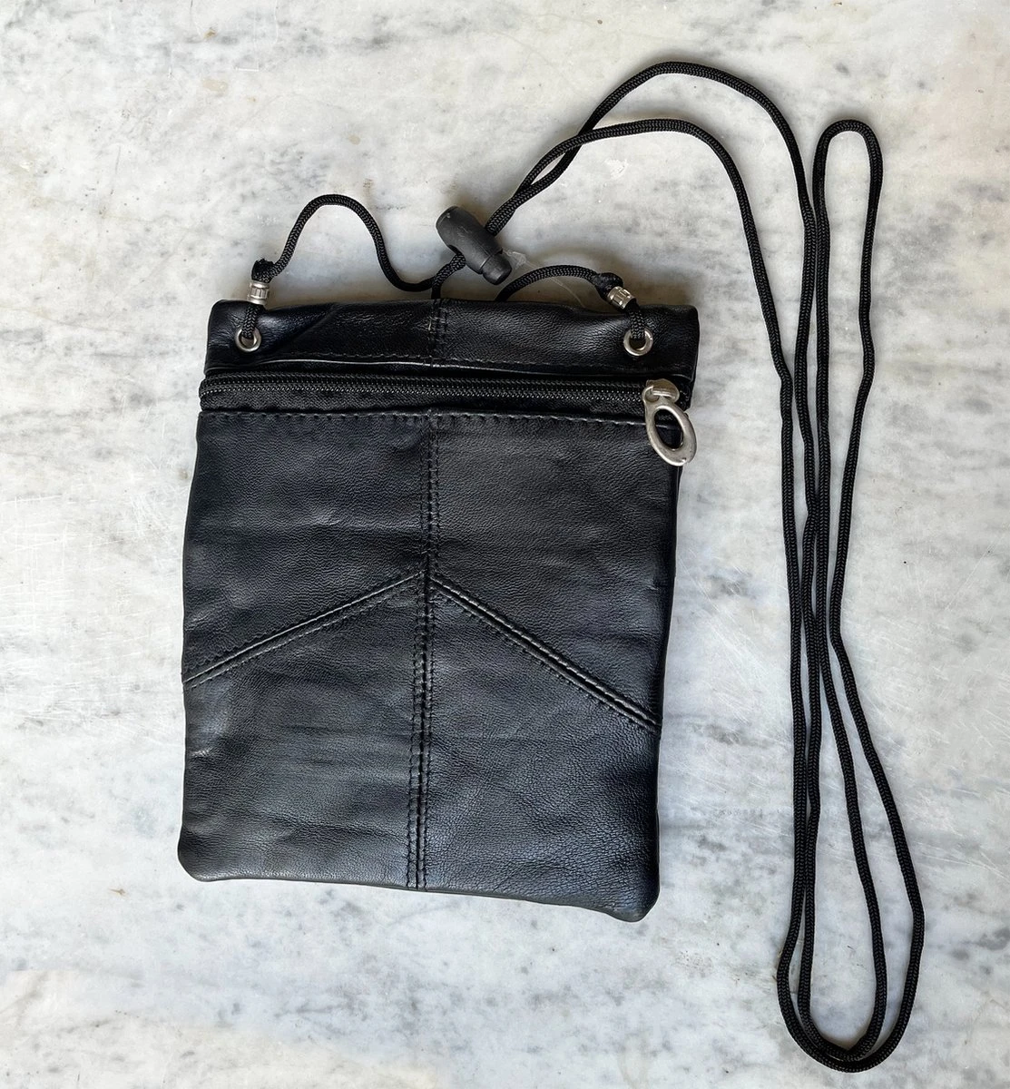 Lundholm Paspoorthouder - Reistas - Paspoort Hoesje - Nektasje - Reisportemonnee - Zwart Leer Nektas Inzetbaar Als Reistas - Reisportemonnee - Paspoorthouder - Paspoort Zwart 5 Lundholm Paspoorthouder - Reistas - Paspoort Hoesje - Nektasje - Reisportemonnee - Zwart Leer Nektas Inzetbaar Als Reistas - Reisportemonnee - Paspoorthouder - Paspoort Zwart - Afbeelding 3