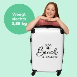 NoBoringSuitcases.com® Koffer Groot - Tekst - Strand - The Beach Is Calling - Zwart Wit - Vakantie - Trolley Koffer Met TSA-slot - Met Wielen - 90 Liter - Reiskoffer - 66 Cm -Bagage Kortingen Winkel 1200x1200 1240