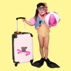 NoBoringSuitcases.com® Kinderkoffer - Handbagage Kinderen - Kitten - Skateboard - Roze - Meisjes - Kinderen - Trollet Op Wieltjes - Past Binnen 55x40x20 Cm En 55x35x25 Cm - Koffer Meisje -Bagage Kortingen Winkel 1200x1200 1831