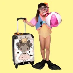 NoBoringSuitcases.com® Kinderkoffer - Trolley Op Wieltjes - Prinses - Hartjes - Kroon - Roze - Meisjes - Koffer Meisje - Past Binnen 55x40x20 Cm En 55x35x25 Cm - Reiskoffer - Fotokoffer -Bagage Kortingen Winkel 1200x1200 1865