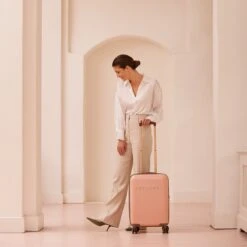 SUITSUIT - Fab Seventies - Coral Cloud - Handbagage (55 Cm) -Bagage Kortingen Winkel 1200x1200 333