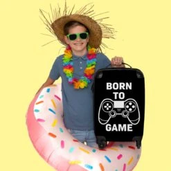 NoBoringSuitcases.com® Koffer - Quote - Gaming - Controller - Boys - Past Binnen 55x40x20 Cm En 55x35x25 Cm - Handbagage - Trolley - Fotokoffer - Cabin Size - Print -Bagage Kortingen Winkel 1200x1200 6