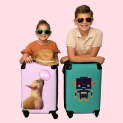 NoBoringSuitcases.com® Kinderkoffer - Hond - Dieren - Kauwgom - Roze - Kinderen - Trolley Kinderen - Past Binnen 55x40x20 Cm En 55x35x25 Cm - Reiskoffer Met Wielen - Koffertje -Bagage Kortingen Winkel 1200x1200 813