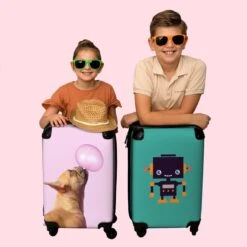 NoBoringSuitcases.com® Kinderkoffer - Hond - Dieren - Kauwgom - Roze - Kinderen - Trolley Kinderen - Past Binnen 55x40x20 Cm En 55x35x25 Cm - Reiskoffer Met Wielen - Koffertje -Bagage Kortingen Winkel 1200x1200 815
