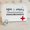 Kinder Koffertje | Opa & Oma Overlevingskoffertje | Logeerkoffer | Kraamcadeau | Baby | Wit | Kinderkoffer -Bagage Kortingen Winkel 1200x900 1