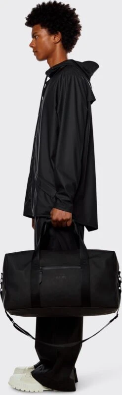 Rains Sporttas 27 Liter - Zwart -Bagage Kortingen Winkel 372x1200 3