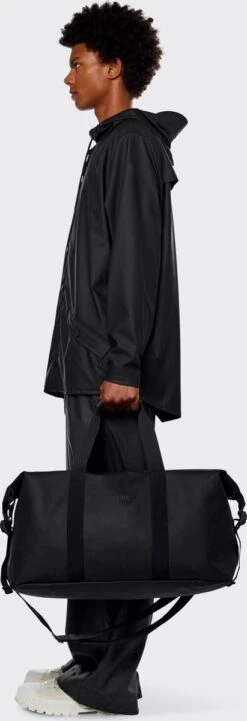 Rains Weekendtas 37 Liter - Zwart -Bagage Kortingen Winkel 411x1200 4