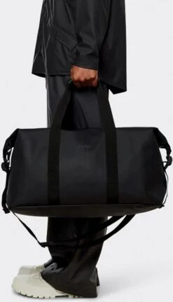 Rains Weekendtas 37 Liter - Zwart -Bagage Kortingen Winkel 688x1200 8
