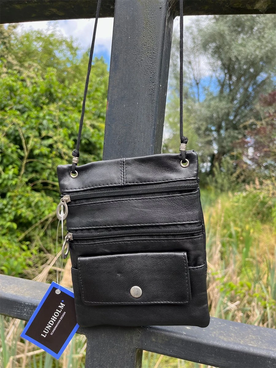 Lundholm Paspoorthouder - Reistas - Paspoort Hoesje - Nektasje - Reisportemonnee - Zwart Leer Nektas Inzetbaar Als Reistas - Reisportemonnee - Paspoorthouder - Paspoort Zwart 7 Lundholm Paspoorthouder - Reistas - Paspoort Hoesje - Nektasje - Reisportemonnee - Zwart Leer Nektas Inzetbaar Als Reistas - Reisportemonnee - Paspoorthouder - Paspoort Zwart - Afbeelding 5