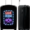 NoBoringSuitcases.com® Koffer - Trolley Op Wieltjes - Neon - Game Room - Tekst - Controller - Zwart - Reiskoffer - Past Binnen 55x40x20 Cm En 55x35x25 Cm - Koffertje - Trolley Handbagage -Bagage Kortingen Winkel 978x1200 3